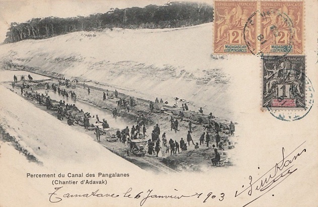 Ancienne carte postale illustrant les travaux de percement du Canal des Pangalanes