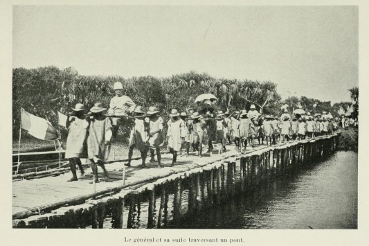 Le Général Gallieni porté en filanzana traversant le Canal des Pangalanes